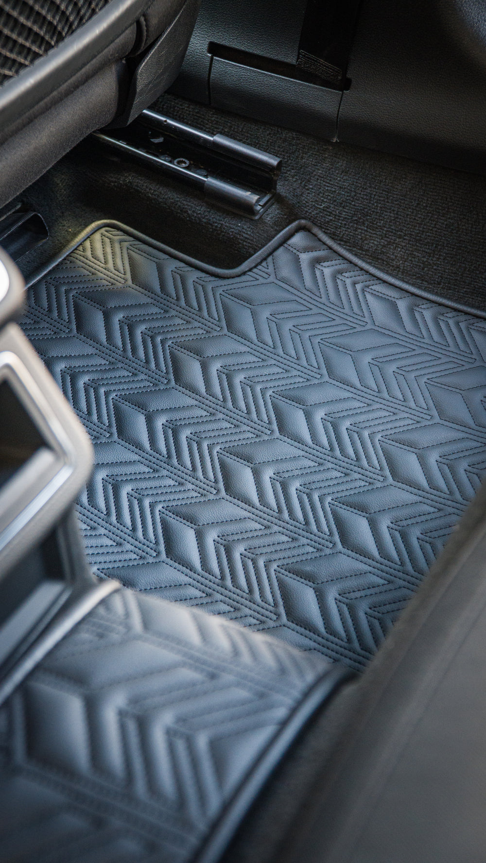 Spalva: Juoda — Audi A6 C8 Sedan Herringbone kilimėlių detalė